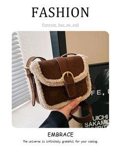 Détail d'un sac bandoulière en daim marron avec bordure en laine blanche et boucle dorée