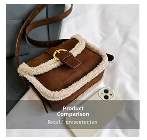 Comparaison de taille d'un sac vintage marron avec smartphone et détails en peau d'agneau