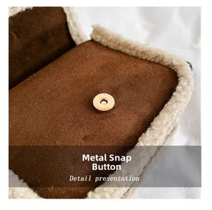 Vue détaillée du fermoir magnétique doré sur un sac en daim marron et laine