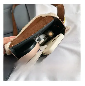 Vue détaillée du sac à bandoulière marron en peluche montrant son intérieur spacieux
