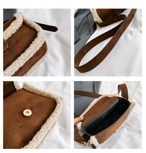 Détails du sac à bandoulière en daim marron avec bordure en polaire et boucle magnétique