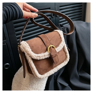Détails du sac à bandoulière en daim marron avec garniture en fausse fourrure blanche