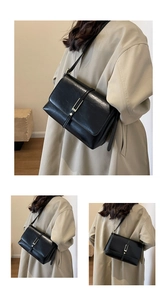 Détail du sac à bandoulière en cuir PU noir brillant avec boucle en métal doré chic