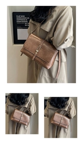 Détail du sac bandoulière marron vintage avec fermoir métallique et similicuir texturé