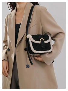 Détail d'un sac bandoulière vintage avec bordure en fourrure blanche et boucle dorée à l'épaule