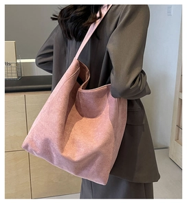 Detailansicht der rosa Wildleder-Tote-Bag mit breitem Schultergurt und weicher Textur