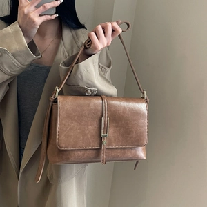 Sac bandoulière rétro en cuir marron pour femmes avec rabat et fermoir métallique