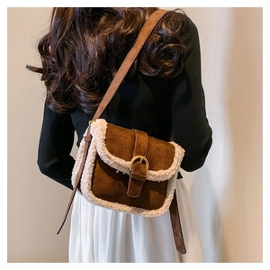 Sac bandoulière en daim marron avec bordure en fausse fourrure crème et boucle dorée