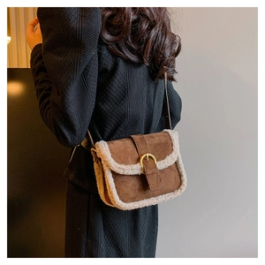 Détail du sac bandoulière en daim marron avec garniture épaisse en polaire blanche douce