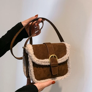 Sac bandoulière vintage marron foncé avec bordure en peau de mouton et boucle métal