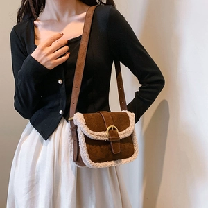 Sac bandoulière marron avec bordure en fausse fourrure et boucle dorée pour femme