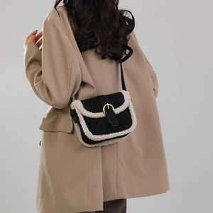 Sac bandoulière vintage en daim noir avec bordure en polaire et boucle dorée élégante