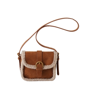Sac bandoulière en daim marron avec bordure en polaire et boucle dorée automne