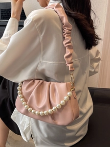 Elegante rosa gefaltete Cloud-Tasche mit Perlenkette und verstellbarem Riemen