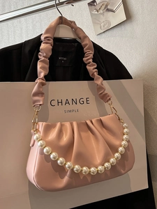 Rosa geraffte Wolken-Achseltasche mit Perlenkette für schicke Sommermode