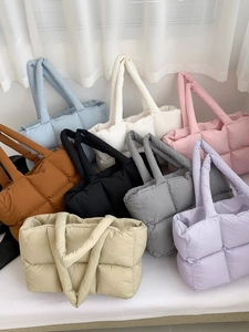 Grands sacs cabas matelassés style doudoune pour femme en plusieurs couleurs