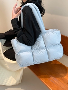 Sac fourre-tout matelassé bleu clair avec larges bretelles pour style d'hiver