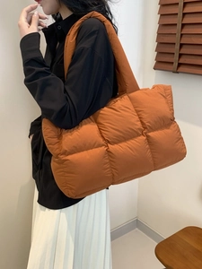 Sac cabas matelassé orange de grande capacité pour femme porté sur l'épaule d'un modèle