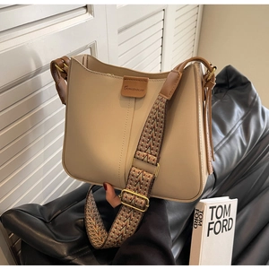 Detailansicht der beigen Shopper-Tasche mit braunem Lederbesatz und Jacquard-Gurt