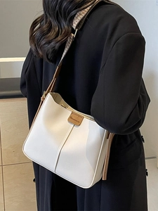 Weiße Leder-Tragetasche im Retro-Stil mit kariertem Gurt und goldenen Beschlägen
