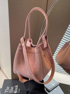 Sac seau rose minimaliste avec deux bandoulières et texture mate douce pour les femmes