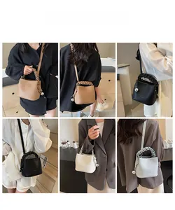 Detail von Webgriff und Metallkugel-Anhänger an einer Bucket Bag aus Leder für Damen