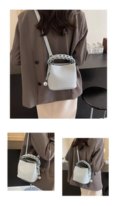 Detail der hellblauen Beuteltasche mit geflochtenem Griff und Kieselleder-Struktur