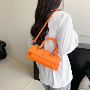 Sac baguette orange vif pour femme avec poignée épaisse et bandoulière assortie