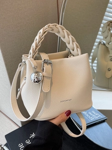 Mode PU Litschi Narben Eimertasche Mit Gewebtem Griff Metallkugel Anhänger Damen Einzelschulter Umhängetasche Urban Minimalistischer Stil