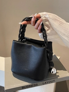 Schicke schwarze Leder-Beuteltasche mit Flechtgriff und silberner Metallkugel-Verzierung
