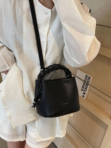 Schicke schwarze Eimertasche mit Webgriff und silbernem Metallkugel-Anhänger für Damen