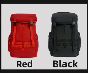 Dettaglio di zaini in nylon impermeabile rosso e nero con fibbia e cerniera verticale