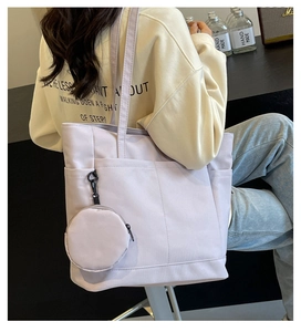 Detail der helllila Nylon-Tragetasche mit passender runder Münztasche und Mehrfachtaschen