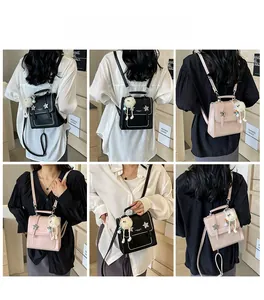 Detailansicht der Träger und des Alpaka-Anhängers an einem modischen Mini-Rucksack