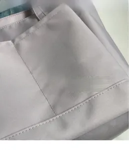 Detail der hellvioletten wasserdichten Nylon-Tragetasche mit hochwertiger Köpergewebe-Naht