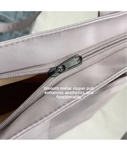 Detailansicht des glatten Metall-Reißverschlusses an einer lavendelfarbenen Nylontasche