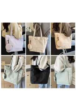 Detailansicht bunter Nylon-Tote-Bags mit abnehmbaren runden Münzbeuteln in fünf sanften Tönen