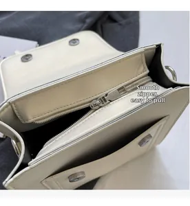 Detailaufnahme eines beigen Mini-Rucksacks mit glattem Silber-Reißverschluss und Innenfutter
