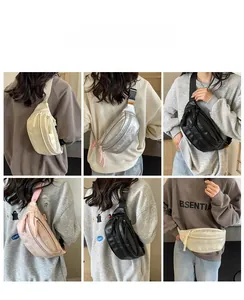 Dettaglio ravvicinato dei ricami e delle cerniere sui marsupi alla moda in ecopelle pregiata