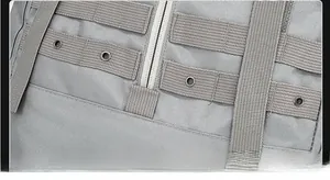Dettaglio del tessuto in nylon con sistema MOLLE e occhiello in metallo rinforzato