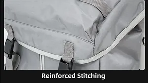 Dettaglio delle cuciture rinforzate e fibbia in plastica sullo zaino in nylon grigio