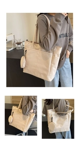 Detailansicht der beigen Nylon-Tragetasche mit abnehmbarem Mini-Geldbeutel und Seitentasche