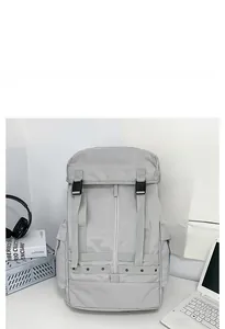 Dettaglio dello zaino grigio chiaro impermeabile con cinghie tattiche e fibbie di chiusura
