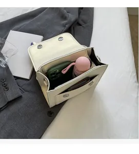 Detailansicht des geräumigen Innenfachs des cremeweißen Rucksacks mit Zubehör