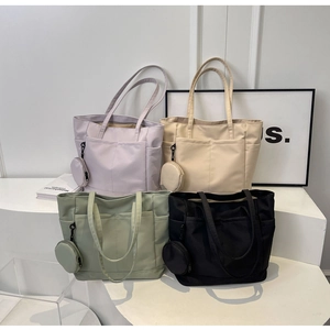 Vier minimalistische Nylon-Tragetaschen in Pastellfarben mit passenden Mini-Beuteln auf Stativen
