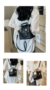 Detailansicht des schwarzen Kunstleder-Rucksacks mit Sternakzenten und Plüschanhänger