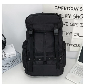 Dettaglio dello zaino tattico nero con coulisse in nylon e chiusura a fibbia resistente