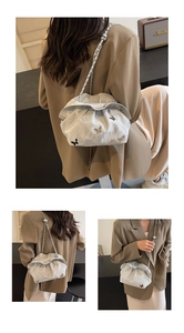Détail du sac nuage argenté avec papillon en métal et bandoulière en chaîne chic