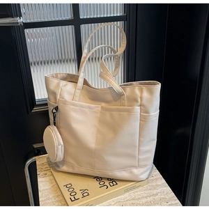 Detailansicht beige wasserdichte Nylon-Einkaufstasche mit drei Taschen und Geldbörse