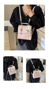 Details des rosa PU-Leder-Rucksacks mit Sternnieten und Plüschtier-Anhänger für Damen